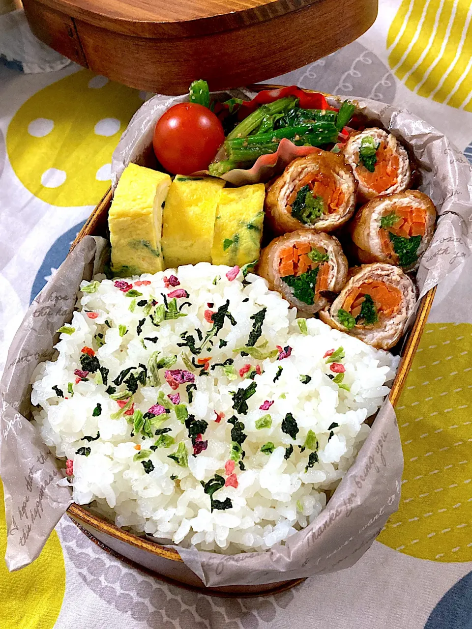 Snapdishの料理写真:人参とほうれん草の肉巻き弁当|SaDaさん