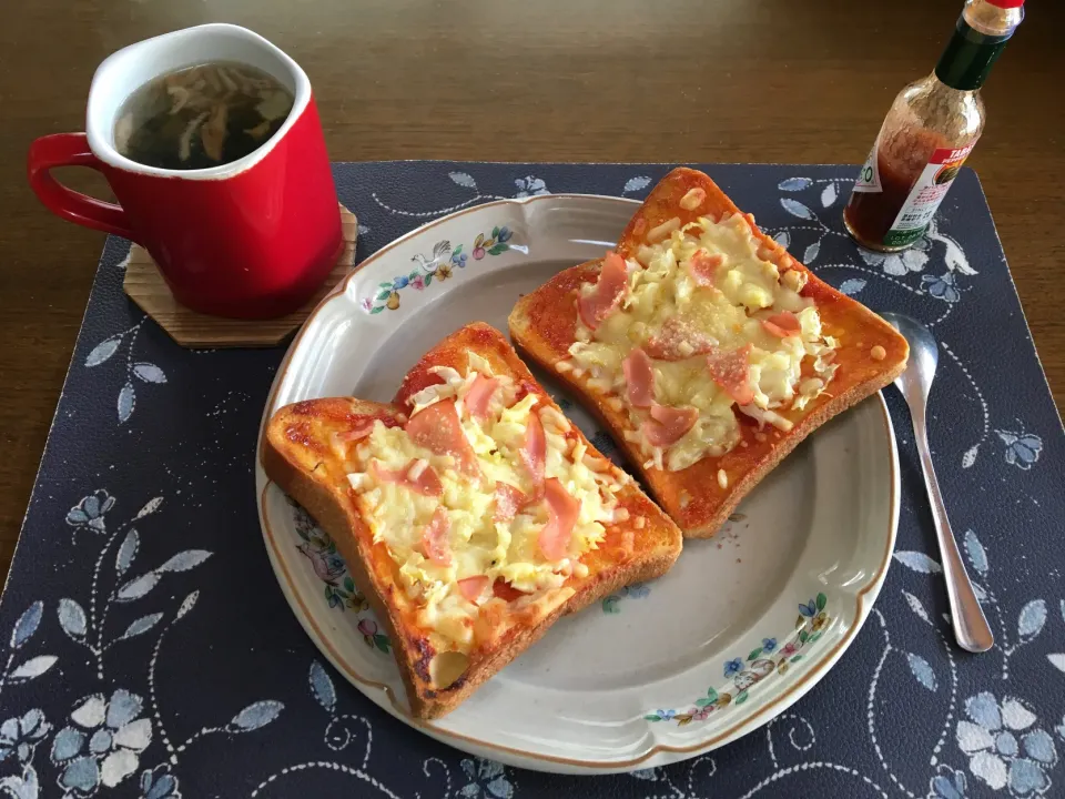 ガーリックピザトースト、わかめと揚げ玉ねぎ入りタマネギスープ(朝ご飯)|enarinさん