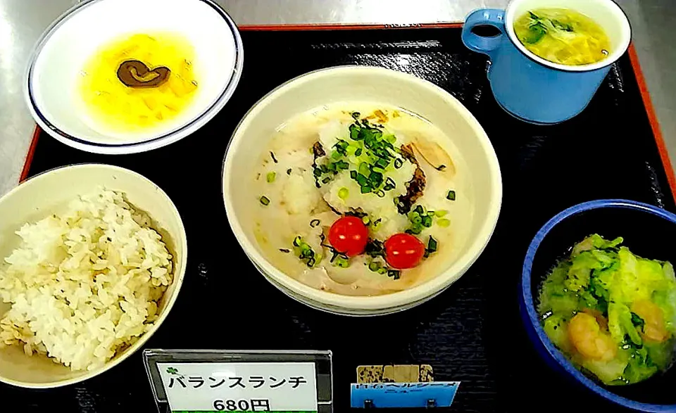 Snapdishの料理写真:札幌市白石区役所食堂　保健センター管理栄養士さんのヘルシーメニュー　ぶりの唐揚げおろし薬味だれ、かぶと海老のマヨ辛子炒め|nyama1さん