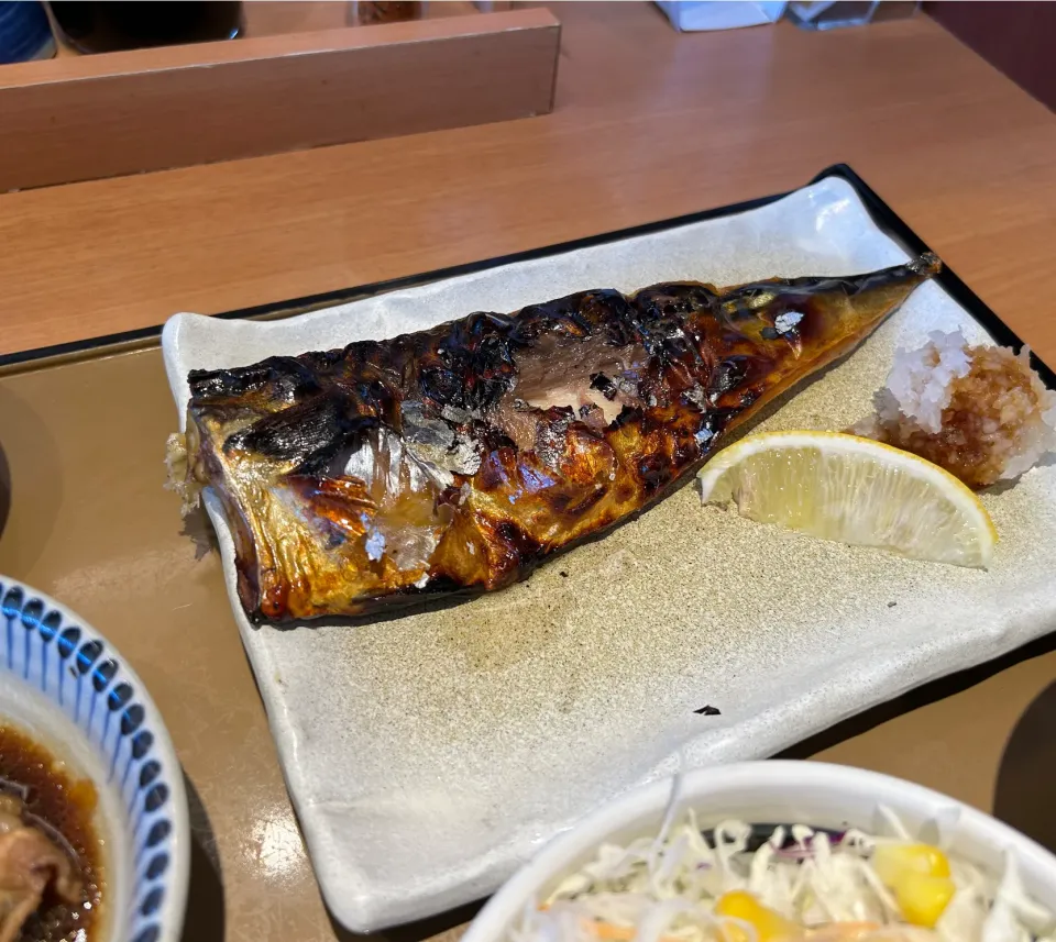 Snapdishの料理写真:サバの塩焼き定食サラダセット🐟🥗牛肉のすき焼き小鉢付き🥩|buhizouさん