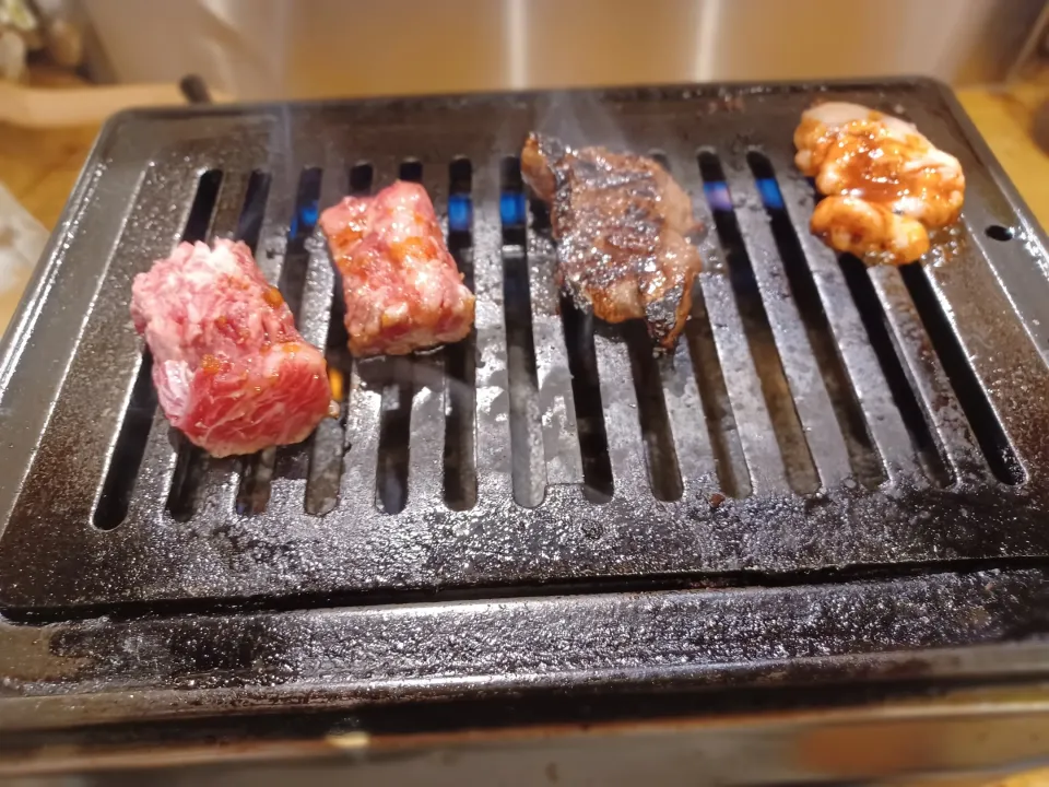 狸の宴シリーズ
昨夜の御食事

某、独り向きの焼肉屋にて。
わりと肉は旨かったし
値段はまぁまぁだが、
キムチとタレは最悪。😖💦💨

次回行くなら、
自家製のタレと、
ユウキ食品のタテギを密かに持参だな🤣|タヌキさん