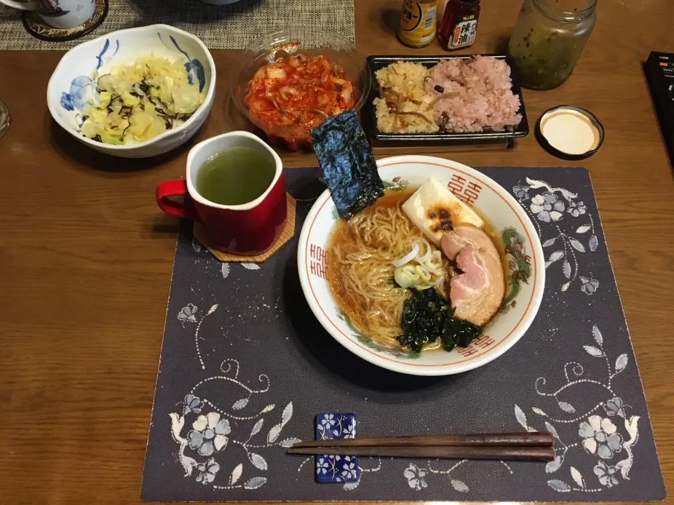 特製ラーメン、茹でキャベツ、キムチ、お赤飯ときんぴらおこわ、ごま高菜漬け、熱い日本茶(昼飯)|enarinさん