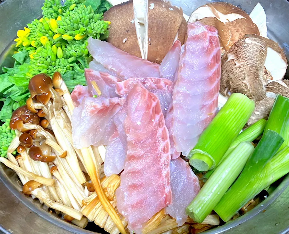 鯛のアラ（ほとんど身）と菜の花の鍋🍲|🐈⸒⸒⸒⸒つるのダンス🐈🐾さん