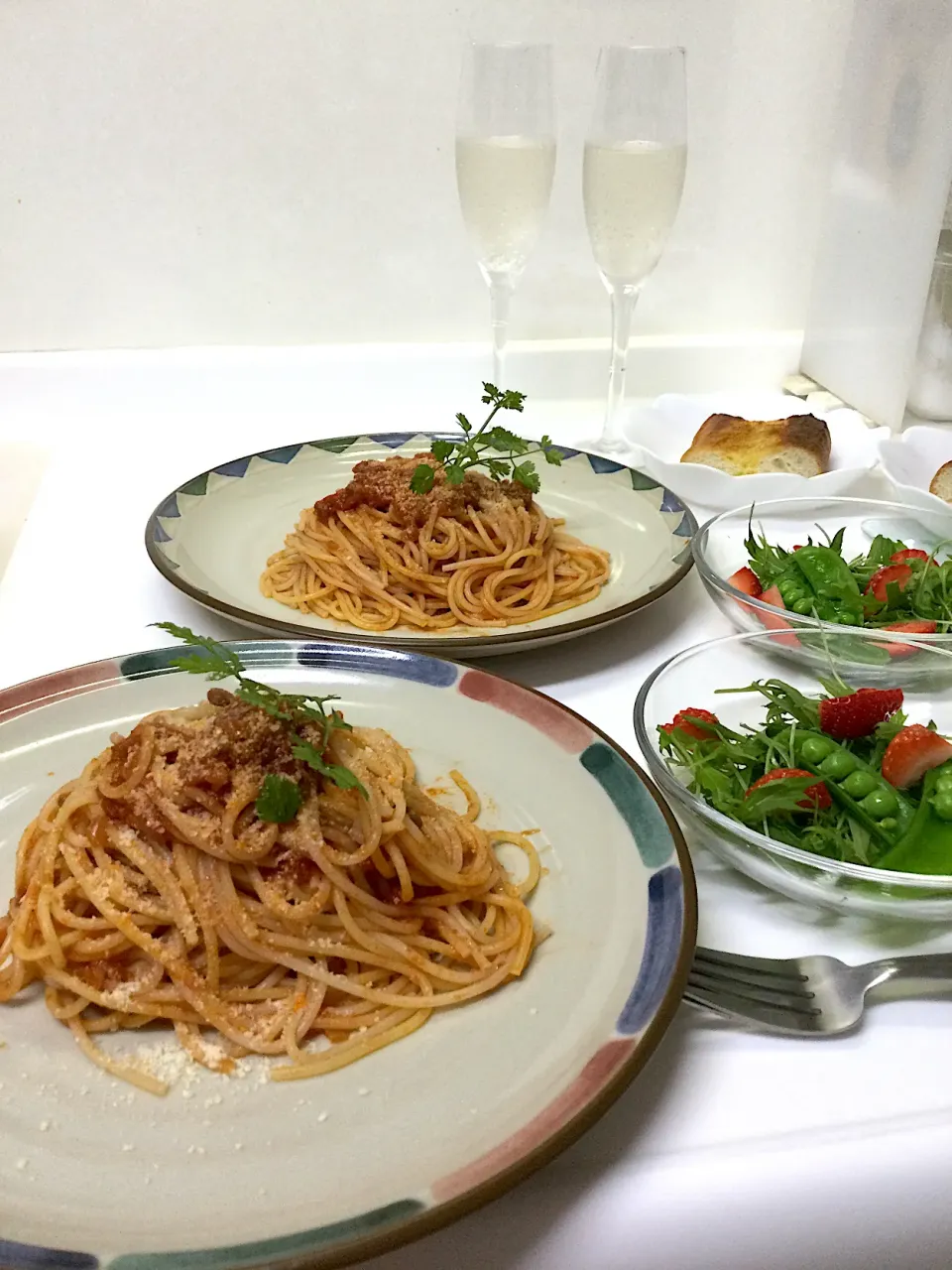 ボロネーゼと　水菜、スナップえんどう、苺のサラダ🍝🥗🍾|machiさん