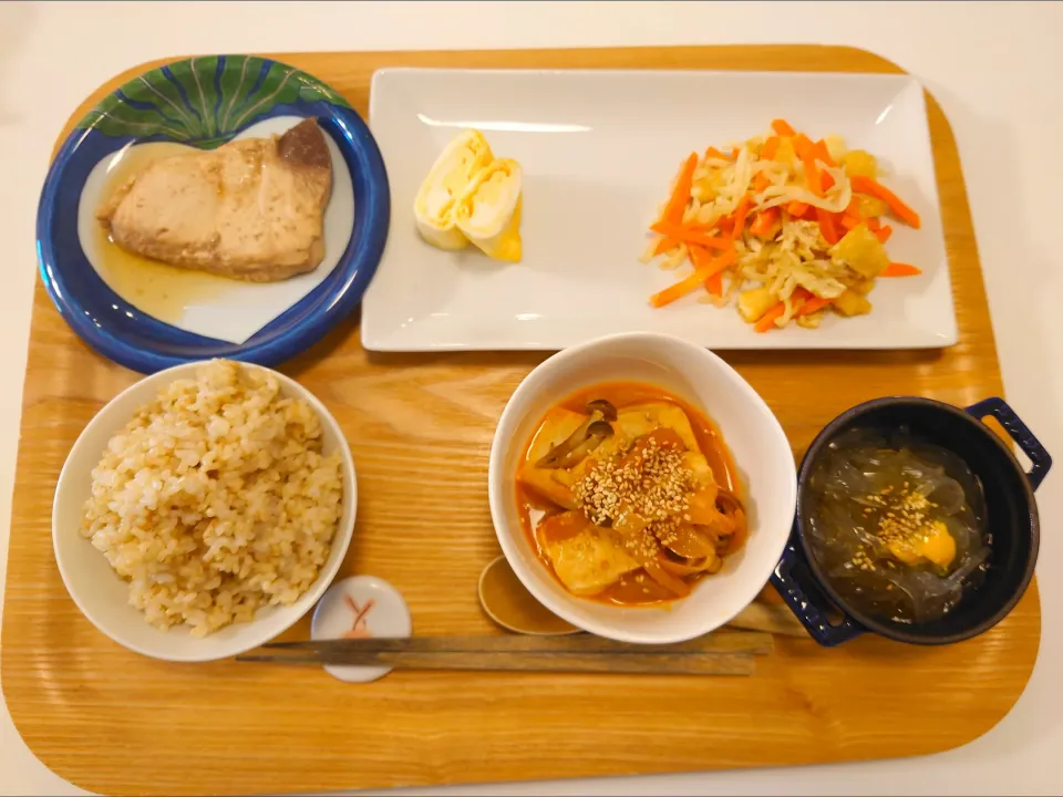 今日の夕食　もうかさめ煮付け、塩麹卵焼き、切り干し大根煮物、玄米、豆腐チョリム、ところてん|pinknari🐰🌈さん