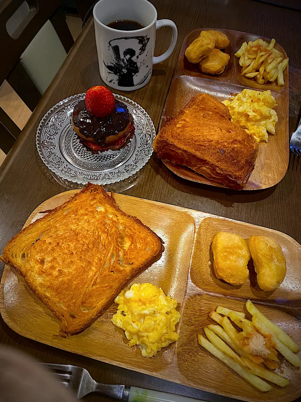 チキンナゲット　フレンチフライ　スクランブルエッグ　トースト　チョコレートケーキ　コーヒー|ch＊K*∀o(^^*)♪さん