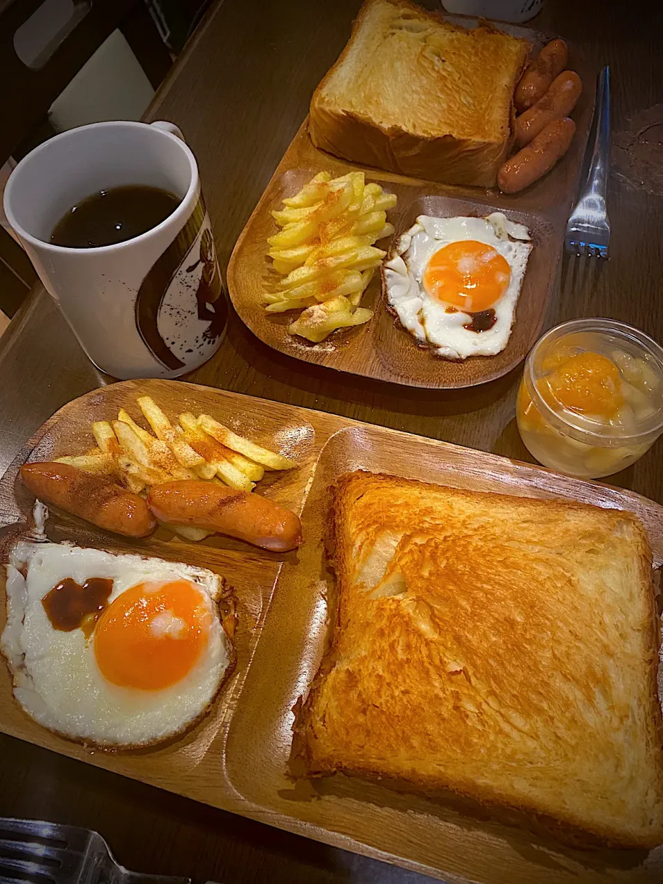 焼きソーセージ　フレンチフライ　目玉焼き　トースト　フルーツゼリー　コーヒー|ch＊K*∀o(^^*)♪さん