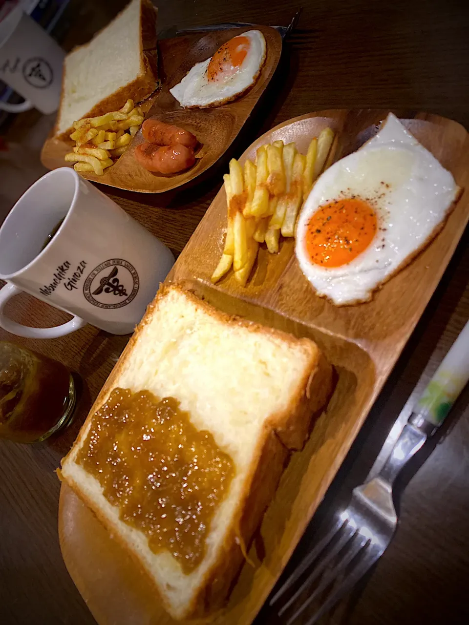 目玉焼き　焼きソーセージ　フレンチフライ　デニッシュ食パン　ルバーブジャム　コーヒー|ch＊K*∀o(^^*)♪さん