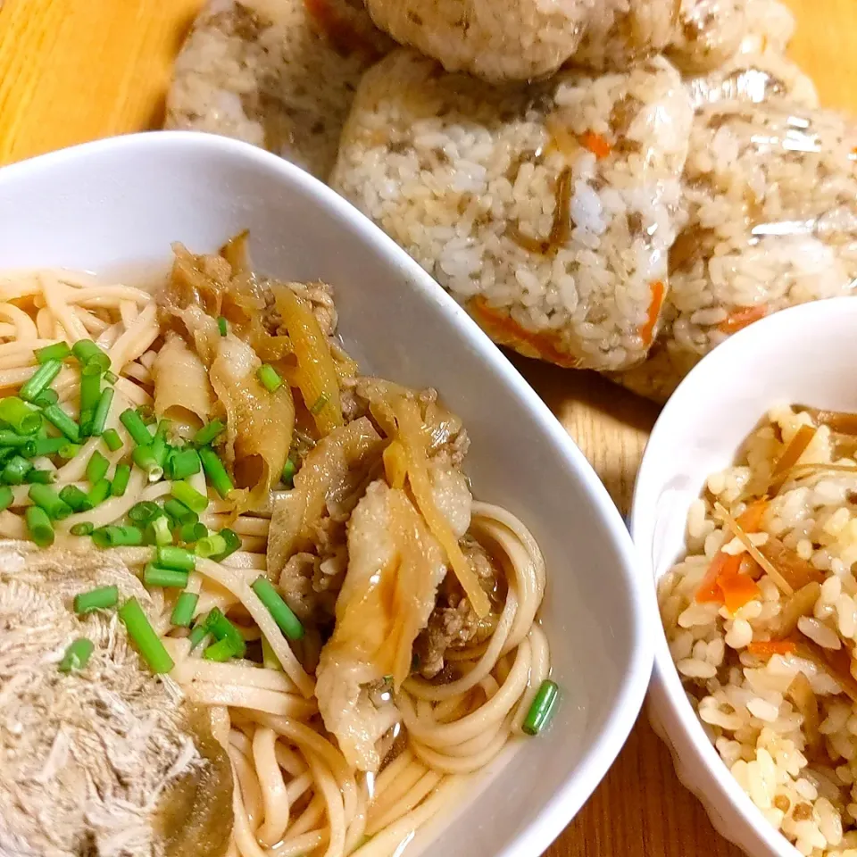 全粒粉麺で肉うどん／秘伝の味かしわご飯をひき肉で|チョコさん