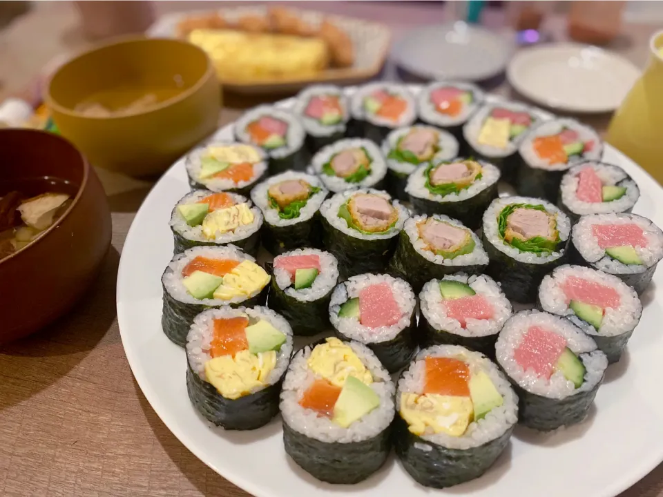 いろいろな具材の海苔巻き♡|はる꒰(๑´•.̫ • `๑)꒱さん