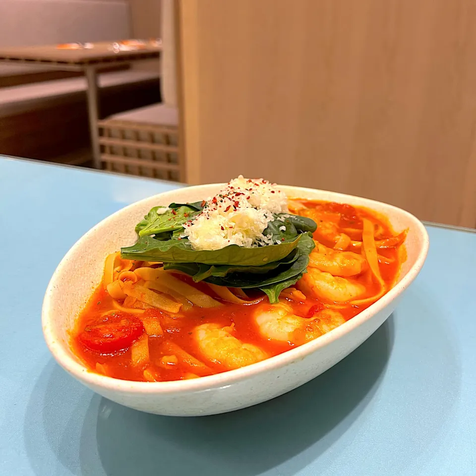 Fettuccine with shrimp, spinach and tomato|skyblueさん