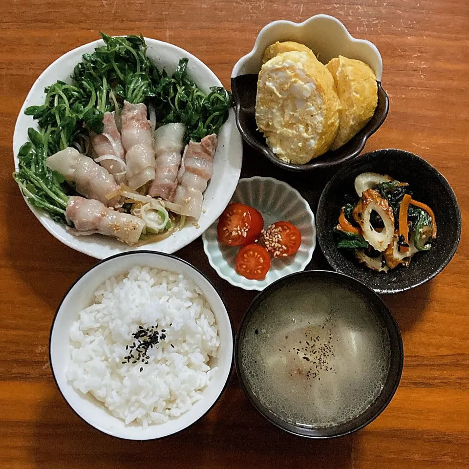 主食　白ごはん　黒胡麻
主菜　肉巻き豆苗フライパン蒸し 🅿️
副菜　豆腐の卵焼 🅿️
副菜　ちくわ・ほうれん草・人参・白ゴマ
　　　適当にシマヤで炒めた
汁物　お肉と豆腐のネギスープ 🅿️
小鉢　プチトマト　切っただけ|...さん