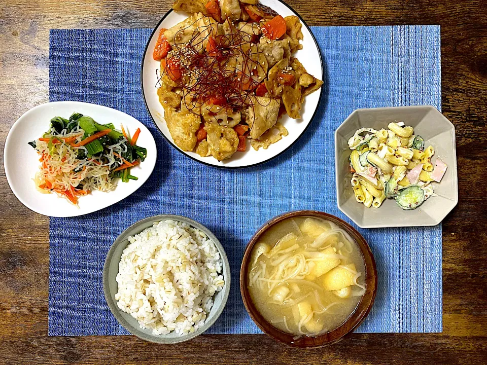 Snapdishの料理写真:レンコンと鶏胸肉の甘辛炒め　マカロニサラダ　小松菜と春雨のオイスターソース和え　麦ご飯　味噌汁|♡misaki♡さん