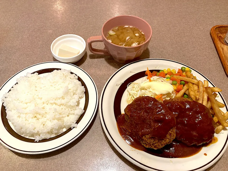 1月6日、のもさんに紹介して頂いた高尾のお店行ってきました〜。ドイツ風コロッケです🇩🇪熱々のコロッケにデミグラスソースがかかっていて、ビール飲みたかった〜😆ご飯が大盛りで食べきれませんでした。ごめんなさい。次回は少なめでお願いしようと思います。|ナタママさん