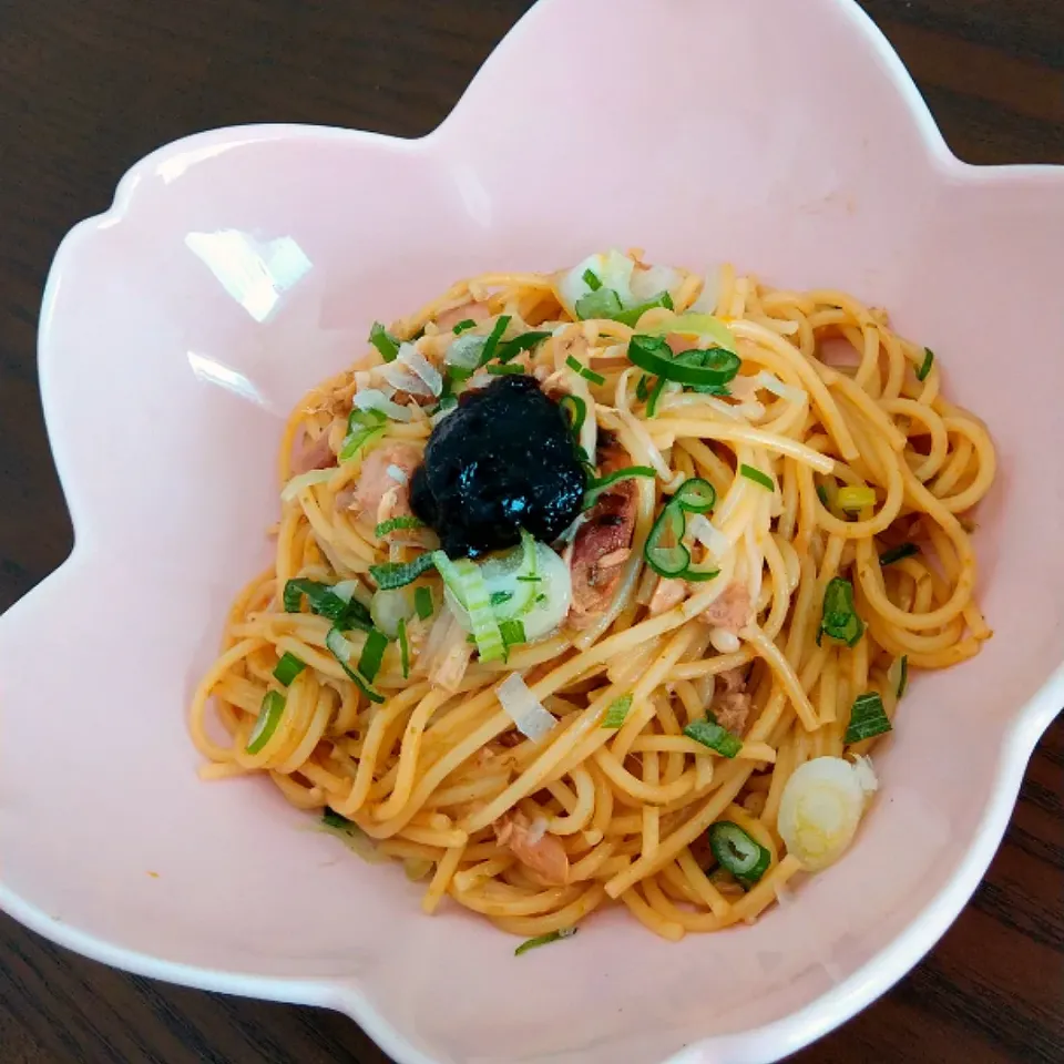 ごはんですよでツナとキノコのパスタ|じょうさん