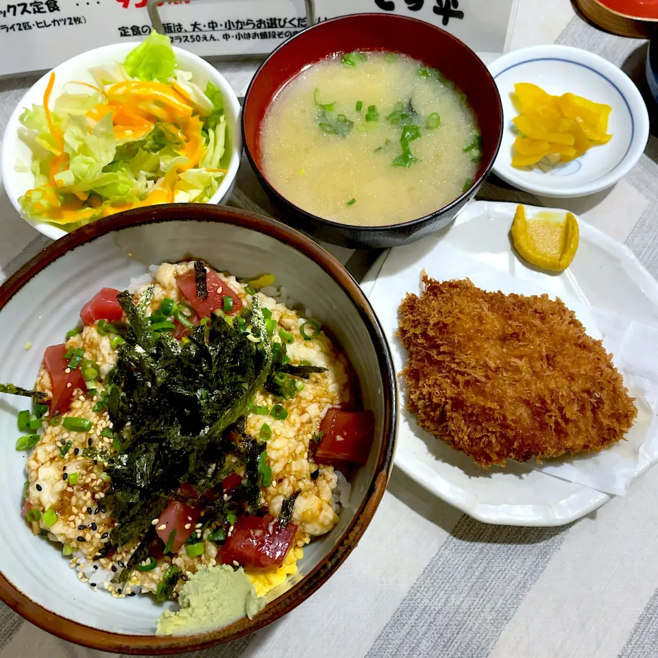 Snapdishの料理写真:山かけ鉄火丼 ヒレカツ1枚セット|T. Wonderさん