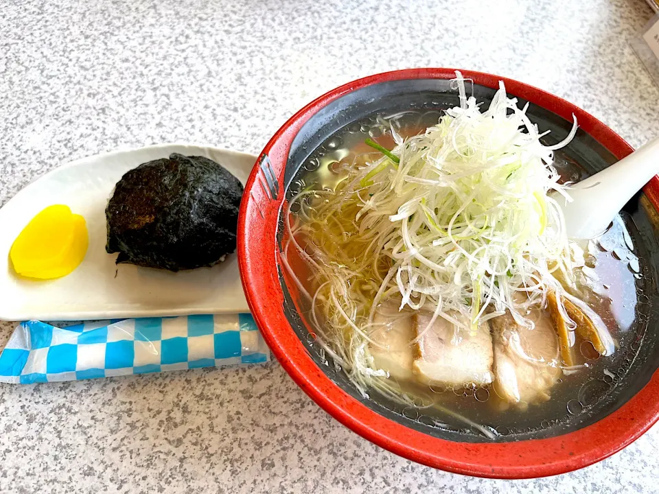 軟白ネギラーメン大盛りと鮭おにぎり|きらさん