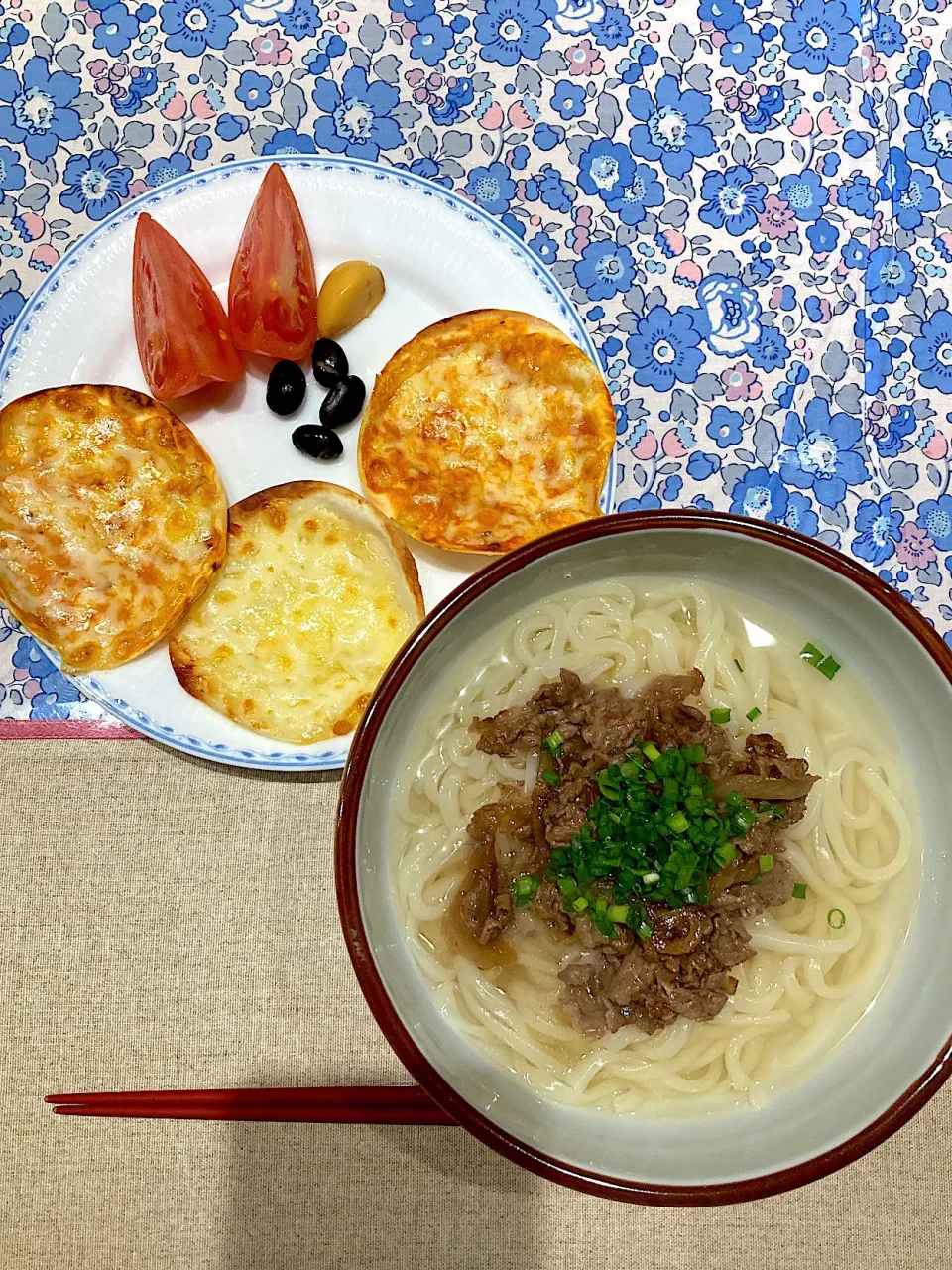 甘辛牛肉うどんと餃子ピザ|おしゃべり献立さん