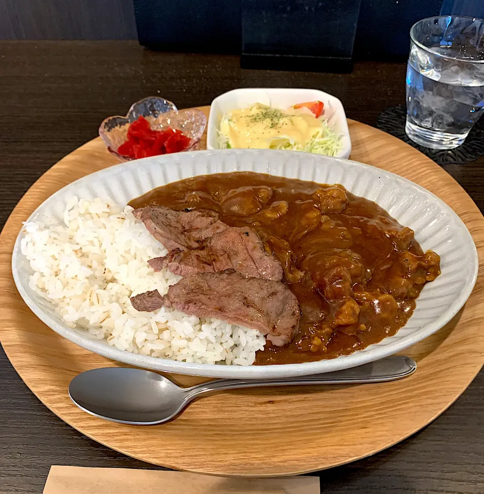 外食ランチの牛タンカレー🍛|がおりんさん