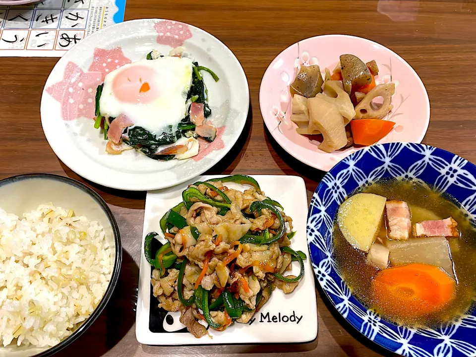 Snapdishの料理写真:青椒肉絲　和風ポトフ　煮物　ほうれん草とベーコンの巣篭もり卵|おさむん17さん