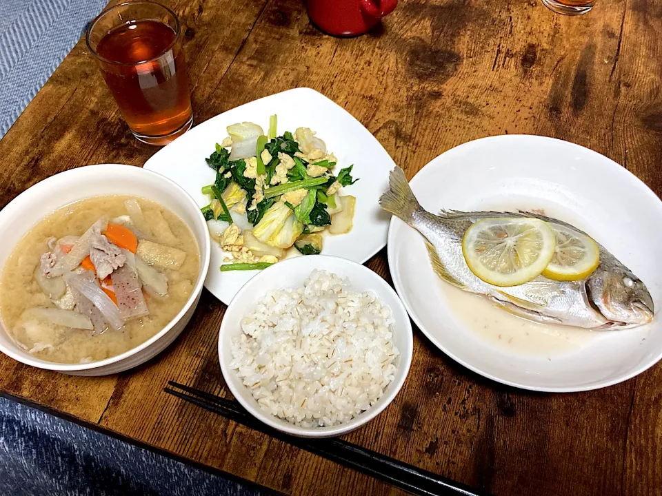 ヘダイのレモン酒蒸しとほうれん草と白菜の炒め物と豚汁|しあぺんさん