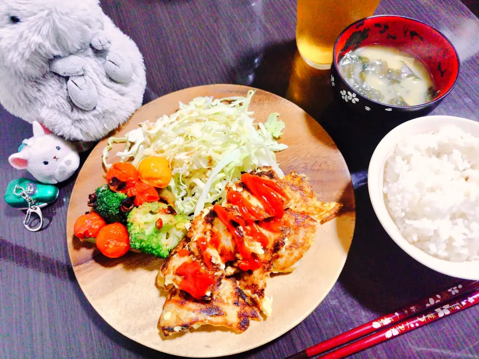 Snapdishの料理写真:押し麦ご飯、わかめと豆腐の味噌汁、鶏むね肉のピカタ、千切りキャベツ、ブロッコリーとミニトマトのペペロンチーノ|サトリさん