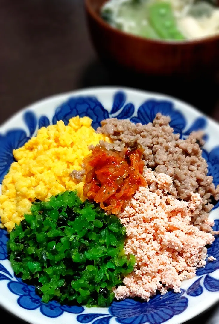 eiyadeさんの五色丼〜😋🍴💕|きつねさん