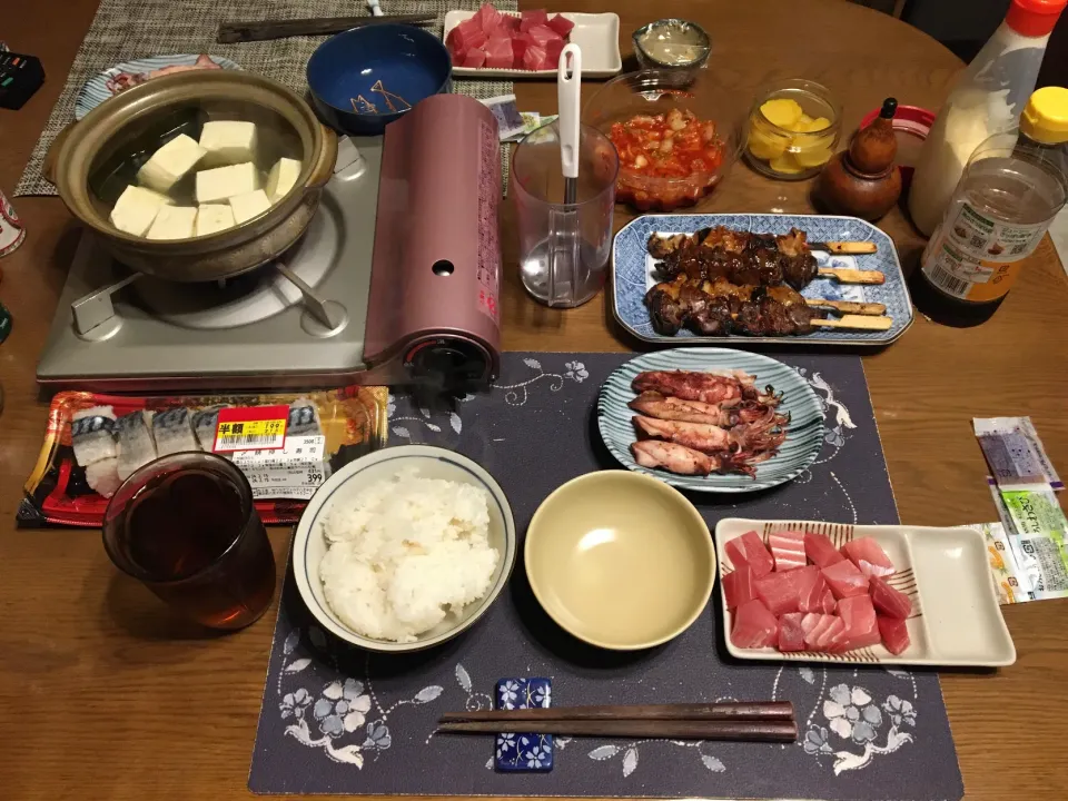 ご飯、湯豆腐鍋、大めばちまぐろのぶつ切り、網焼きしたボイルヤリイカ、網焼きしたねぎま串と鳥レバー串、キムチ、沢庵、烏龍茶(夕飯)|enarinさん