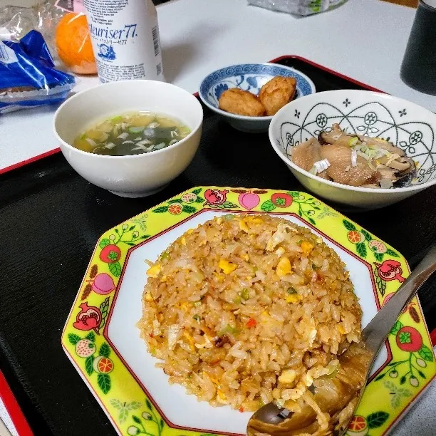 Snapdishの料理写真:チャーハン
安平麩と干し椎茸の煮物
わかめスープ。|ariyo4200さん