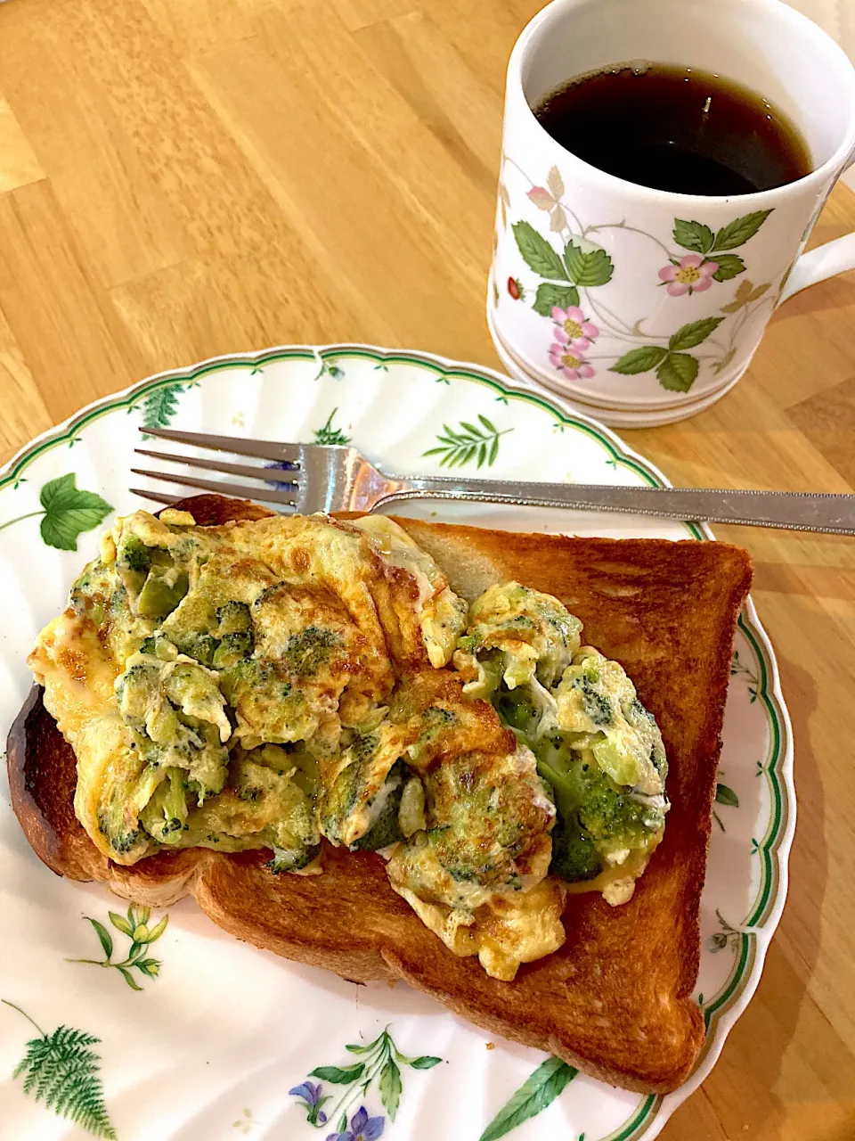 Snapdishの料理写真:トーストにブロッコリー🥦卵焼きをのせて🍴|keitanさん