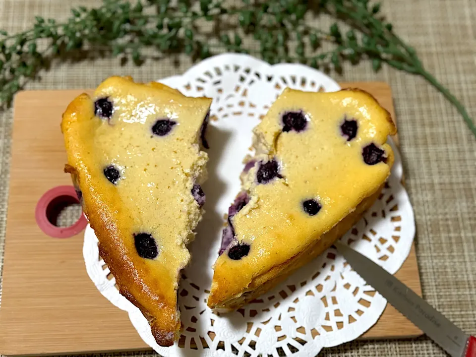 Snapdishの料理写真:割れたハートにカットしちゃった❤️ブルーベリー🫐チーズケーキ🧁|noeさん