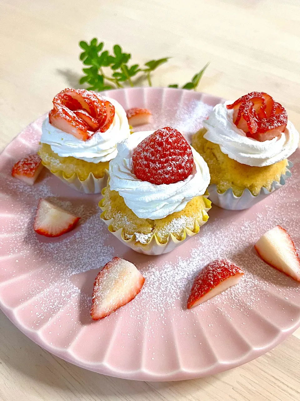 いちごのカップケーキ🍓|＊.｡.＊ yükinaﾟ＊.｡.＊さん