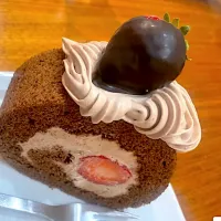 Snapdishの料理写真:バレンタインロールケーキ|よっちゃんさん