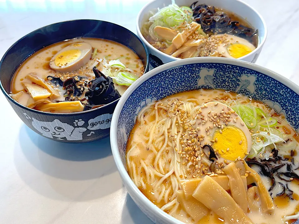 Snapdishの料理写真:食欲戻った子供たちのリクエスト。醤油ラーメンと豚骨ラーメン(笑)|ぎんさん