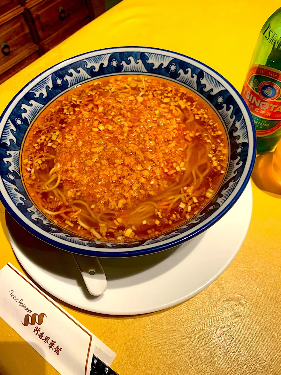 少子湯麺（挽き肉唐辛子そば）　青島ビール　@新世界菜館　神保町|KimaLABOさん