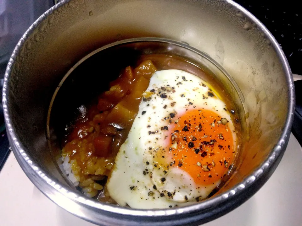 Snapdishの料理写真:目玉焼き甘口レトルトカレーライス|darkbaronさん