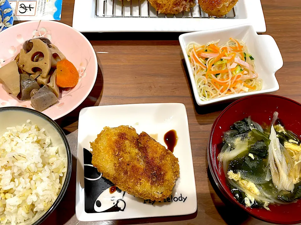 コロッケ　舞茸と玉ねぎの味噌汁　春雨サラダ　煮物|おさむん17さん