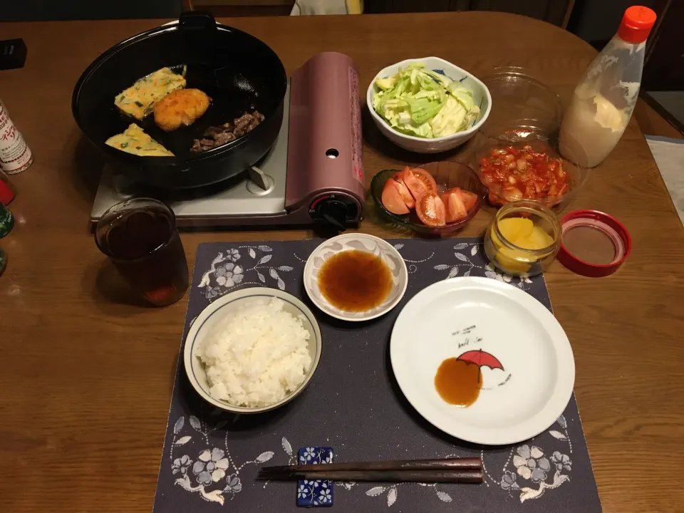 ご飯、南部鉄器の鉄鍋焼き、バリバリキャベツ、トマト、キムチ、沢庵、烏龍茶(夕飯)|enarinさん