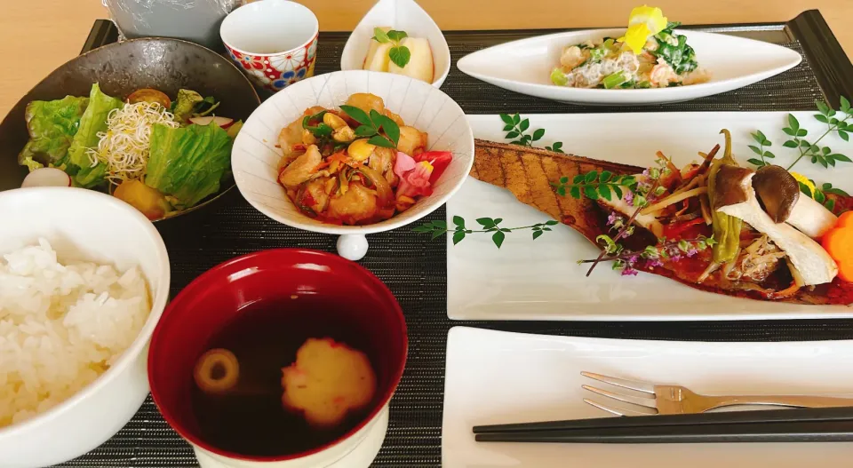 寒鰤の朴葉味噌焼き　鶏のカシューナッツ炒め|トモロヲさん