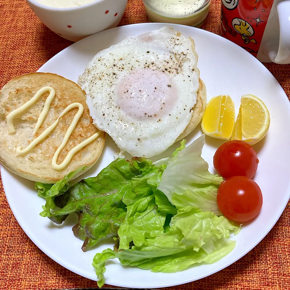 Snapdishの料理写真:目玉焼き🍳|akkoさん