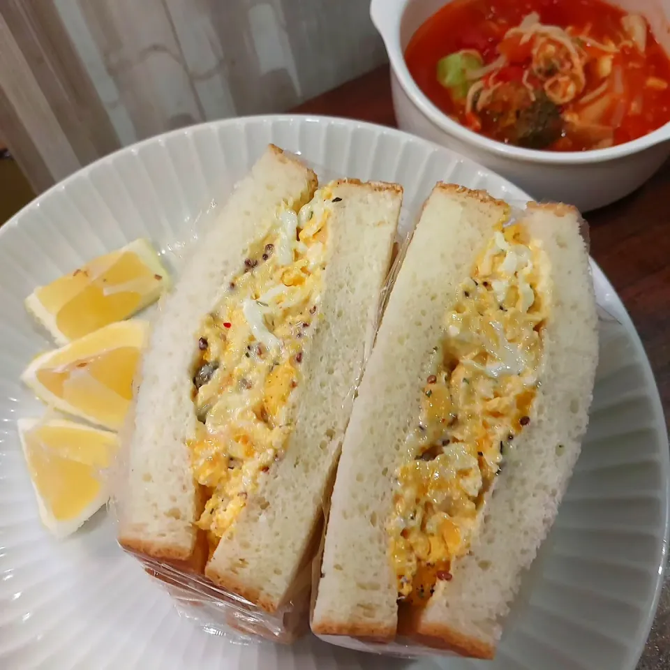 ある日の、ごパン😋🙆

たまごサンド、
フレッシュトマトスープ
日向夏のサラダ🥗|🐧ペンギン2さん