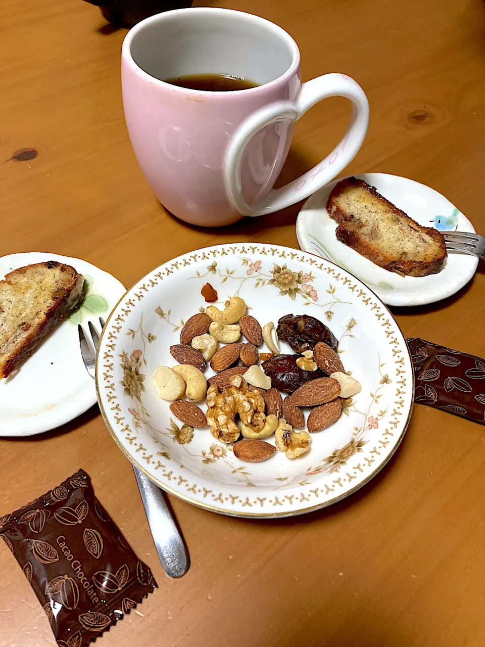 おやつ😍まだ残ってたシュトーレン、ナッツとハイカカオチョコ|さくたえさん