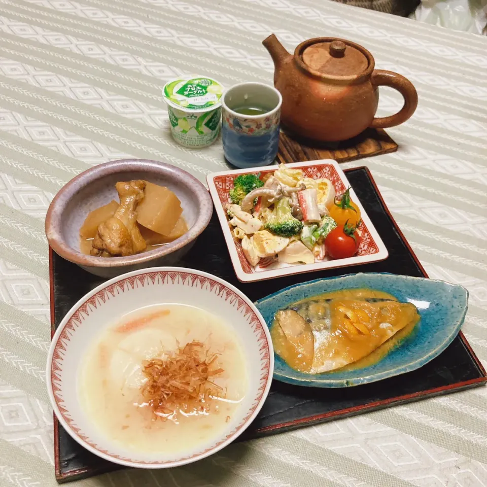 grandmaの晩ごはん☆ 今夜はお雑煮…お餅を食べたくて…
鯖の味噌煮、マカロニサラダ…頂きます|kaoriさん