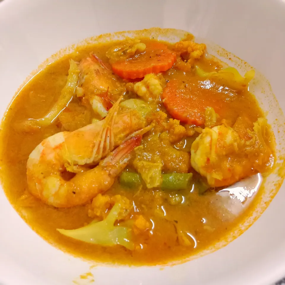 Sour curry with mixed vegetables and shrimp 🦐🥬🥕🦐🥦|Wipada Wt Happy Angleさん