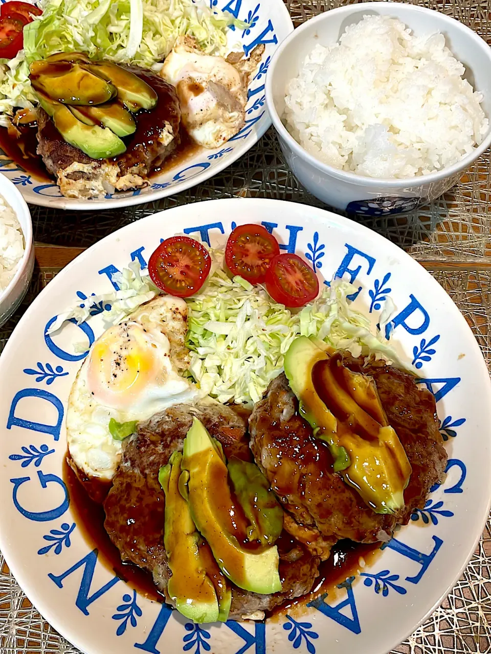 手作りソースでアボカドトッピングハンバーグ🍽️|🌼はなちゃん🌼さん