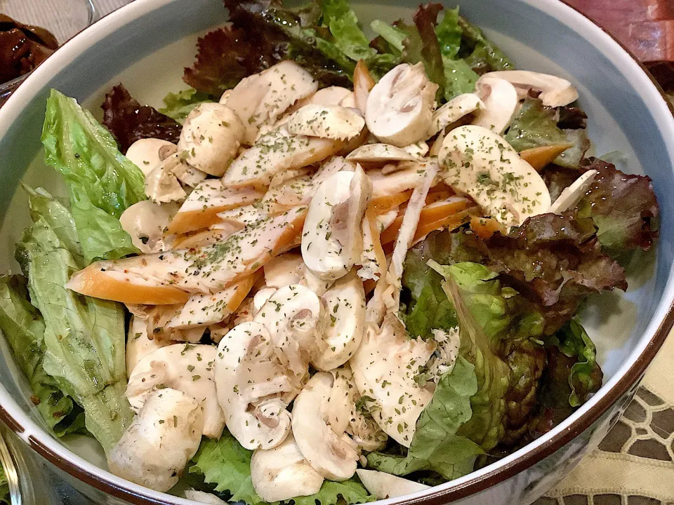 鶏とマッシュルームのサラダ🥗😋|アライさんさん