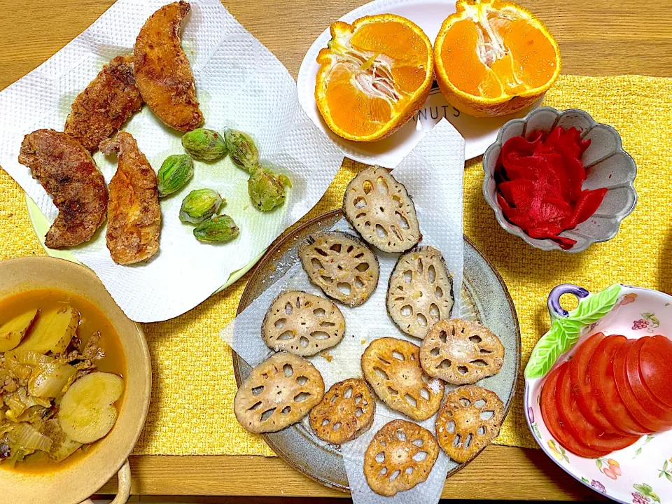 ささみ唐揚げ🍗、ふきのとうの天ぷら🌱、揚げれんこん、紅大根の酢漬け、キムチ鍋、でこぽん🍊|1614さん