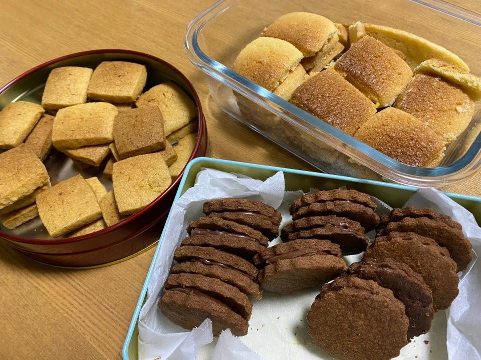 Snapdishの料理写真:バレンタイン💌若山曜子さんのレシピでチョコサンドクッキー🍫、バターサブレ🧈、胡桃とシナモンのクッキー🍪|1614さん