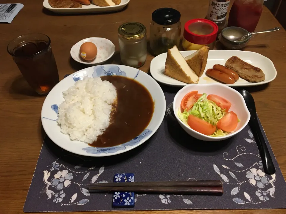 カレーライス、絹厚揚げ、ウインナー炒め、じゃこ天炒め、サラダ、ごま高菜漬け、沢庵、ゆで卵、烏龍茶(夕飯)|enarinさん