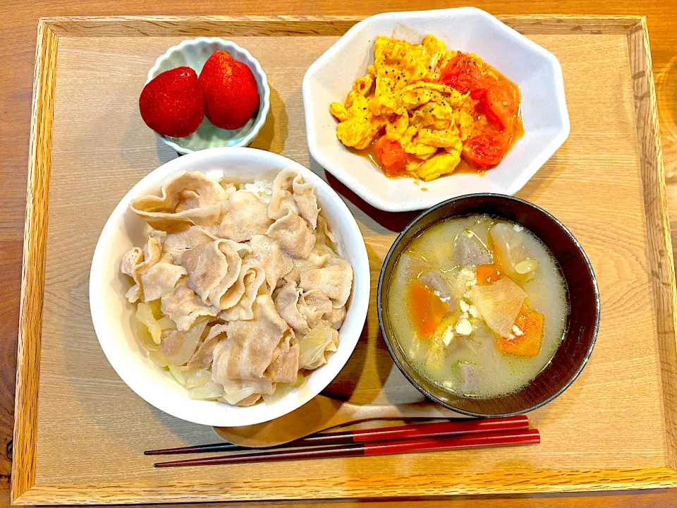 おとといの夜ご飯(豚丼、トマトと卵の炒め物、けんちん汁、いちご)|cocomikaさん